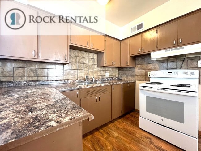 Building Photo - 2 Bed 1 Bath in Quiet Neighborhood