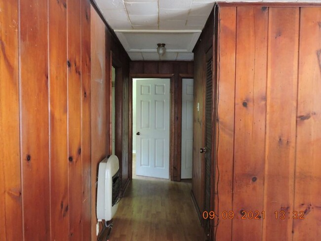 Building Photo - Great Location in MidCity - 3BR/1BA House ...