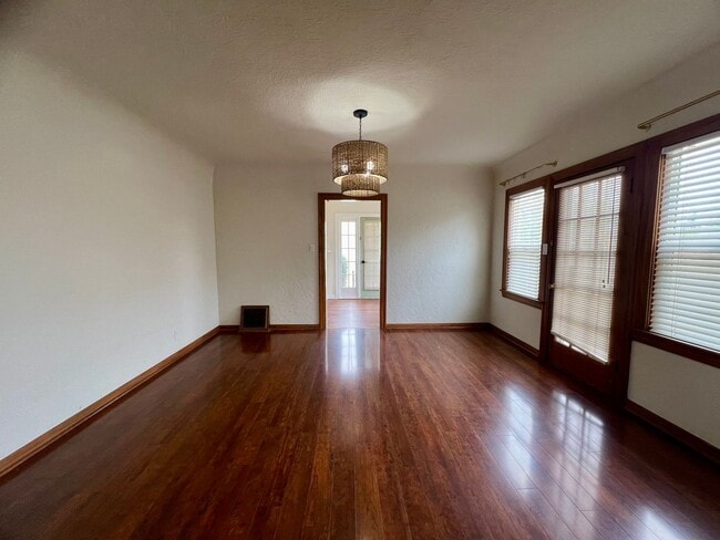Building Photo - *** JUST REDUCED & MOVE- IN SPECIAL *** 3 Bedroom, 2 Bathroom charming Craftsman Style Home nestl...