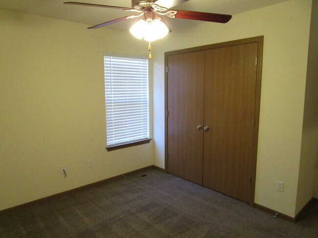 Building Photo - 707-707 Glenstone Dr