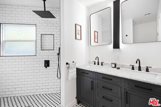 Building Photo - 2815 S Holt Ave