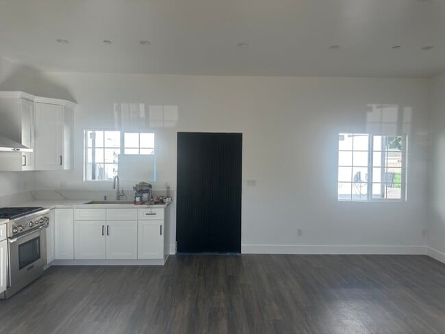 Building Photo - 10859 Nettleton St