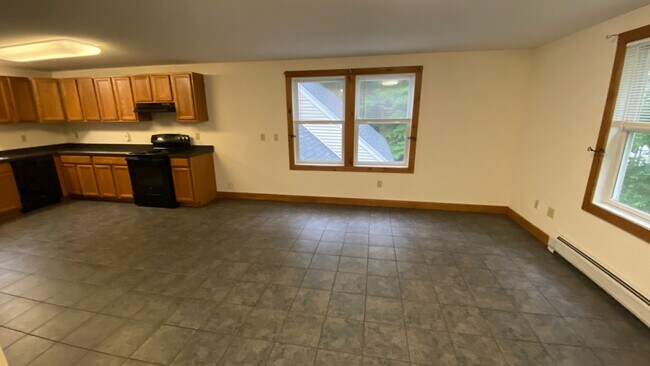 Building Photo - UNH Student Rental Available for the 2026-...