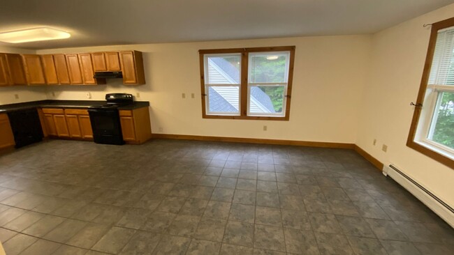 Building Photo - Very Large 4 Bedroom/1 Bath Apartment - He...