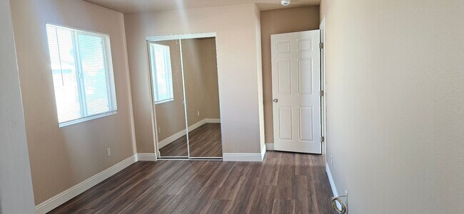 Building Photo - 109(209,211)
