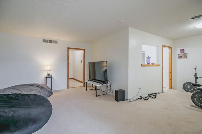 Building Photo - Spacious 3 Bedroom 2 bath with Solar Panels