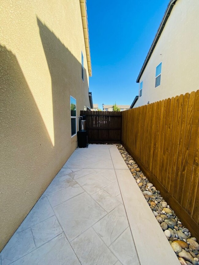 Building Photo - Beautiful 5 Bedroom 3.5 Bath Two-story sma...