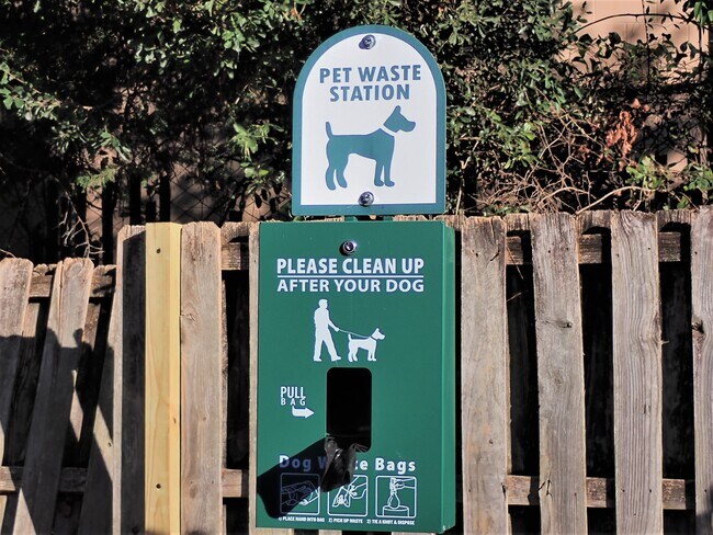 Pet friendly. Max weight 40 lbs. - 4210 Wilshire Blvd