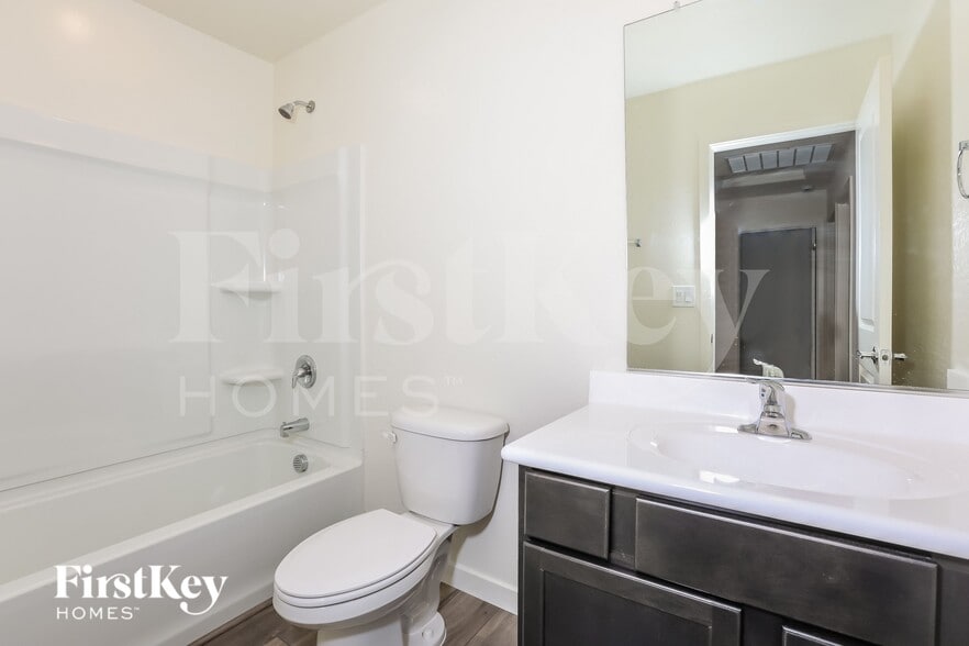 Building Photo - 967 W 20th St