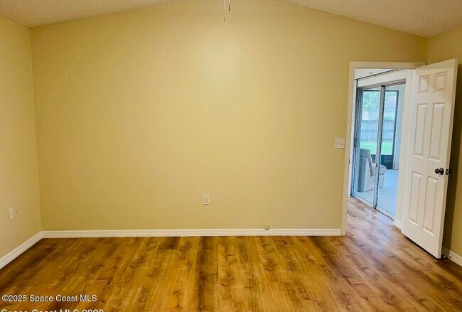 Building Photo - 2117 Buescher Hill St