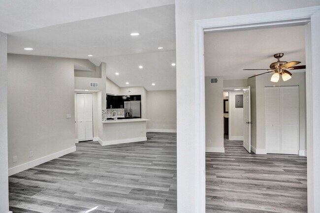 Building Photo - 2BED/1BATH renovated apartment ready to MO...