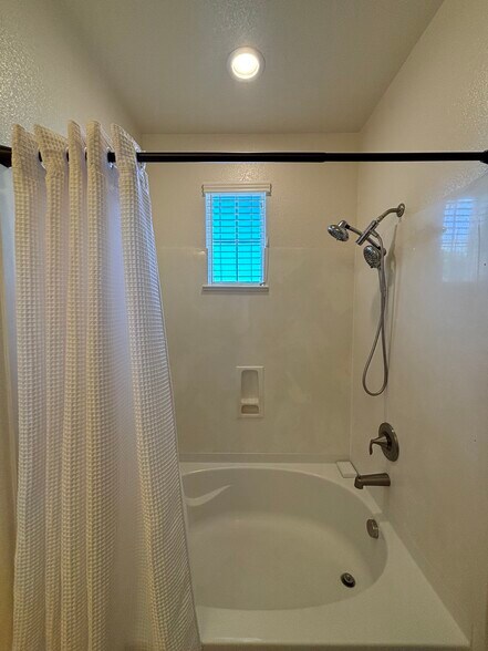 Building Photo - 343 Carriage Ln