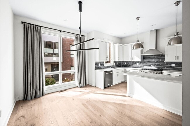 Building Photo - Stunning 3BE/3.5BA brownstone in the heart of historic Germantown!