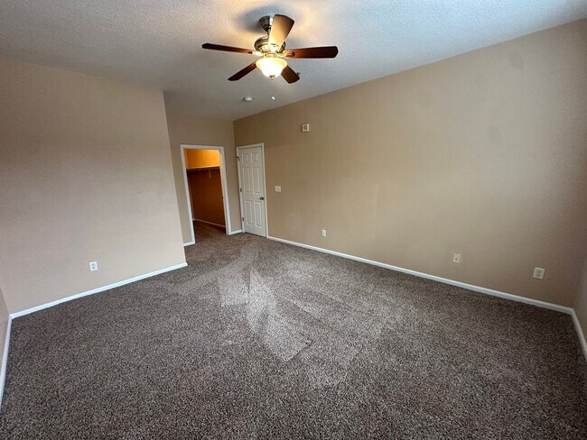 Building Photo - Move in ready 2-bedroom Condo- Community P...