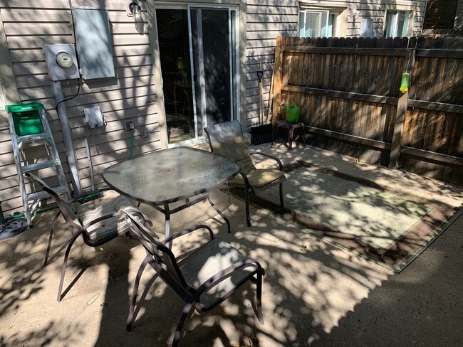 Building Photo - Spacious 3BR Townhome | 50 Yards to Coal Creek Trail!!