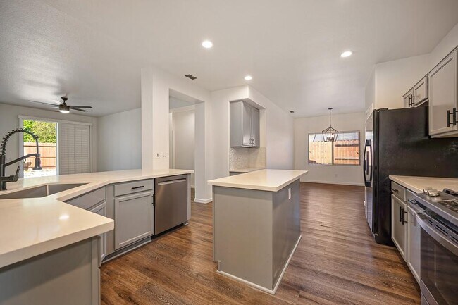 Building Photo - 238 St Tropez Ln