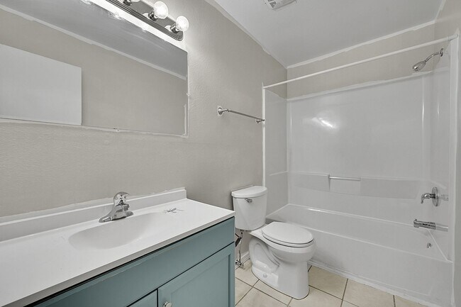 Building Photo - UPDATED 2bed 1bath duplex with fenced yard, WASHER + DRYER