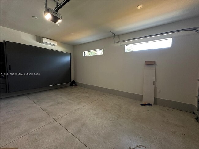 Building Photo - 1065 NE 119th St