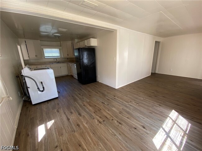 Building Photo - 7656 Hart Dr