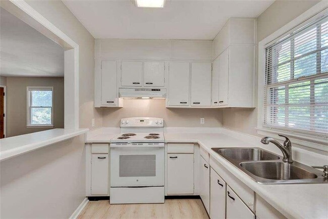 Building Photo - 799 Marstevan Dr NE