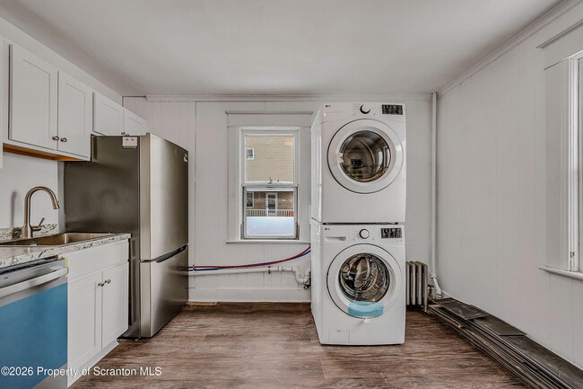 Building Photo - 208 E Warren St