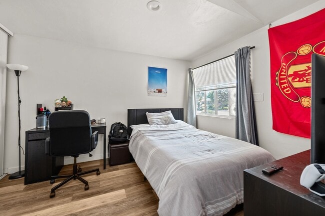 Building Photo - Two full kitchens + two washers & dryers!