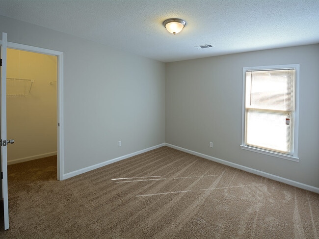 Building Photo - 4 bed, 2.5 bath in Cordova over 2600 sq feet