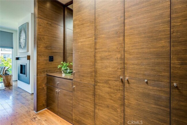 Building Photo - 414 Venice Way