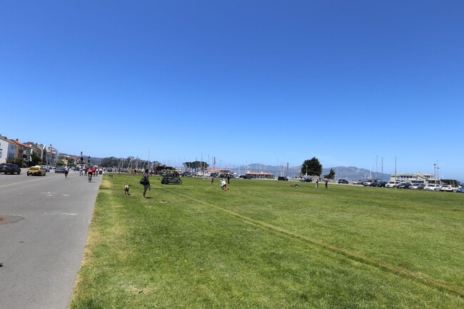 Building Photo - Marina: 1 Bedroom Garden Apartment w/ Private Patio