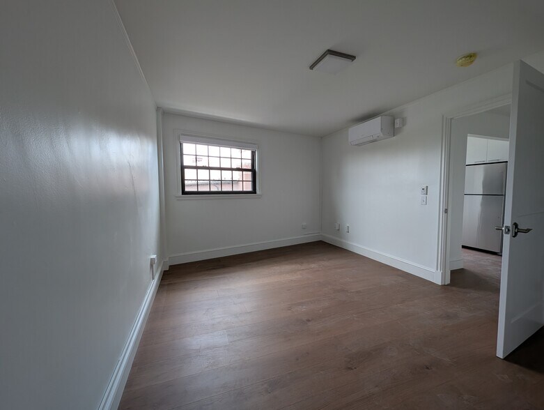 Building Photo - 19 Arrow St