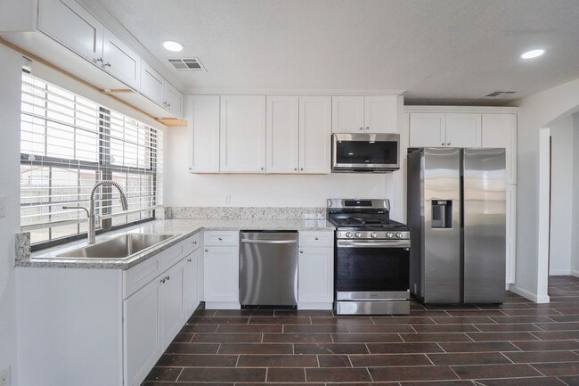 Building Photo - 4 Bed | 2 Bath in East Tulsa!