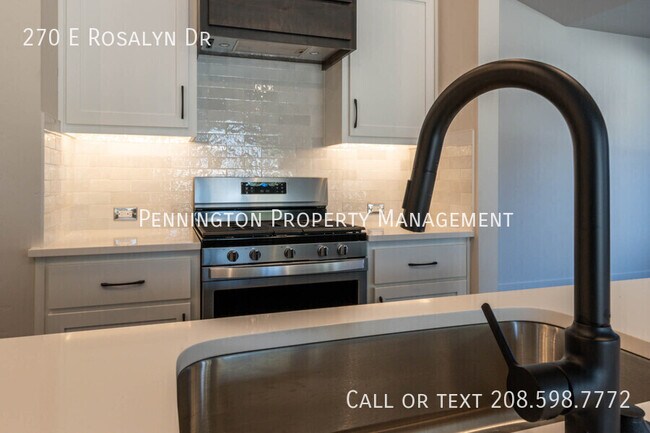 Building Photo - 270 E Rosalyn Dr