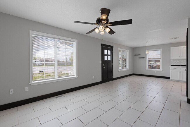 Building Photo - 4 bed 2 bath Home in Idaho Falls