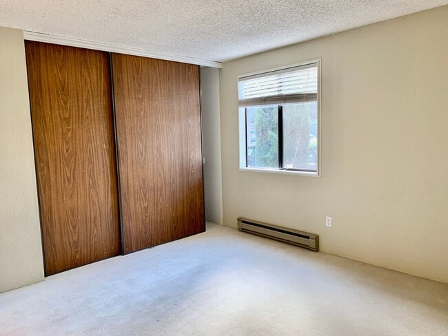 Building Photo - 1 BD 1 BA Kirkland Ground Floor Condo