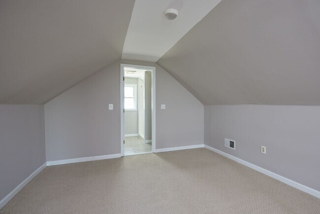 Building Photo - Charming 3BR/2BADetached Bungalow Blocks t...