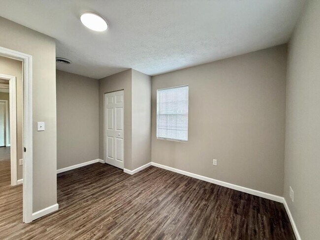 Building Photo - 11025-11107 107 Cutoff