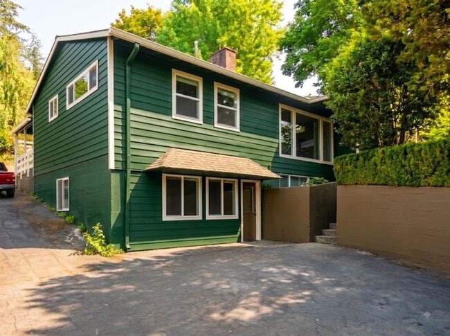 Building Photo - 9938 SW Terwilliger Blvd
