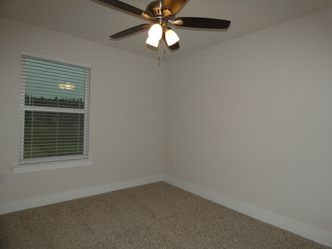 Building Photo - Stunning Townhome - End Unit