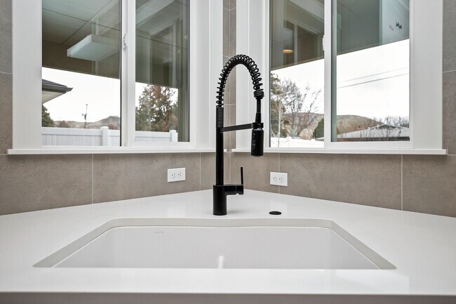 Building Photo - Luxury 5 Bed, 3 Bath home with over 3,000 sq. ft.