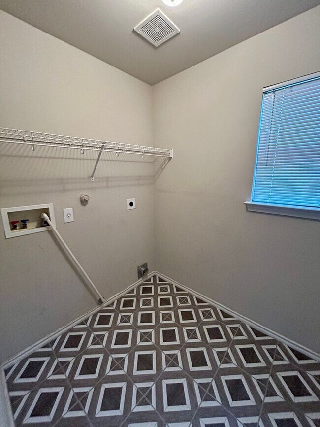 Building Photo - BEAUTIFUL 4 BR/2BTH HOUSE LOCATED IN CIBOL...