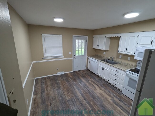 Building Photo - 837 S Lindenwood Dr