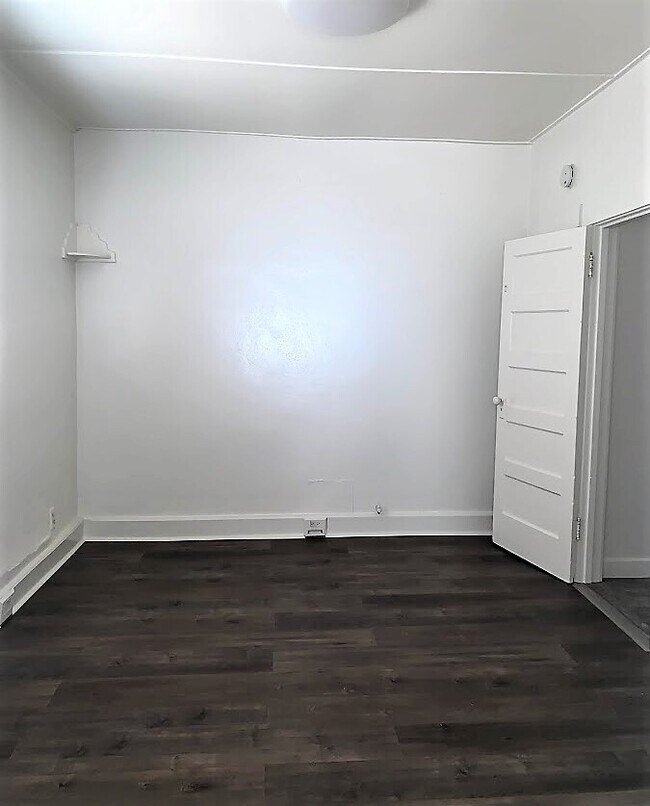 Building Photo - Downtown 2 Bedroom House