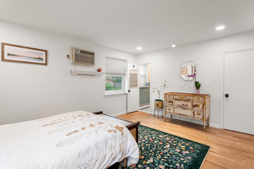 Building Photo - 48 Llanfair Rd