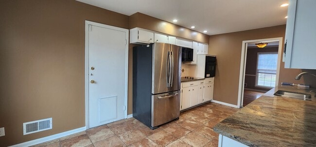 Building Photo - FRESH Paint!  Sprawling, Hurstbourne Ranch with Basement!  3 Bedrooms, 3 Full Baths, Hardwood Flo...