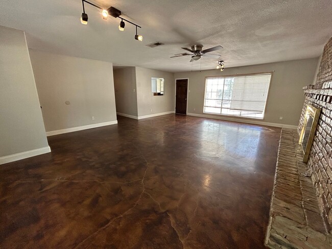 Building Photo - Discover the perfect mix of elegance and c...