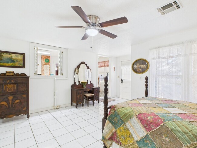 Building Photo - Quiet home in the central part of town