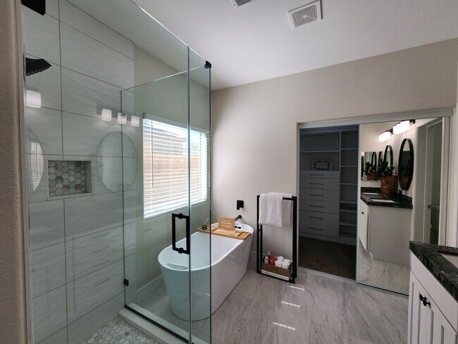Building Photo - In the Heart of Green Valley Ranch