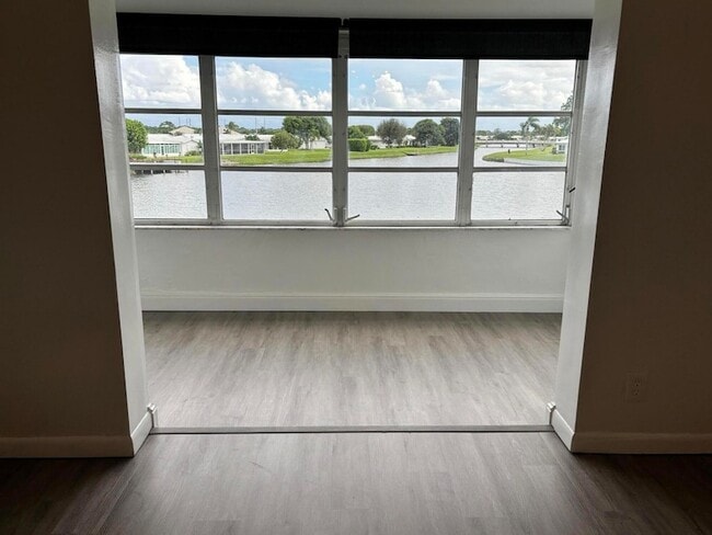Building Photo - 1112 Lake Terrace