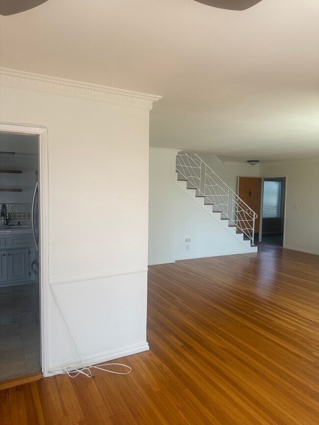 Building Photo - 8218 De Longpre Ave