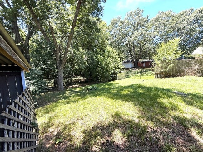 Building Photo - ** 3 bed 1 bath located in Highland Garden...
